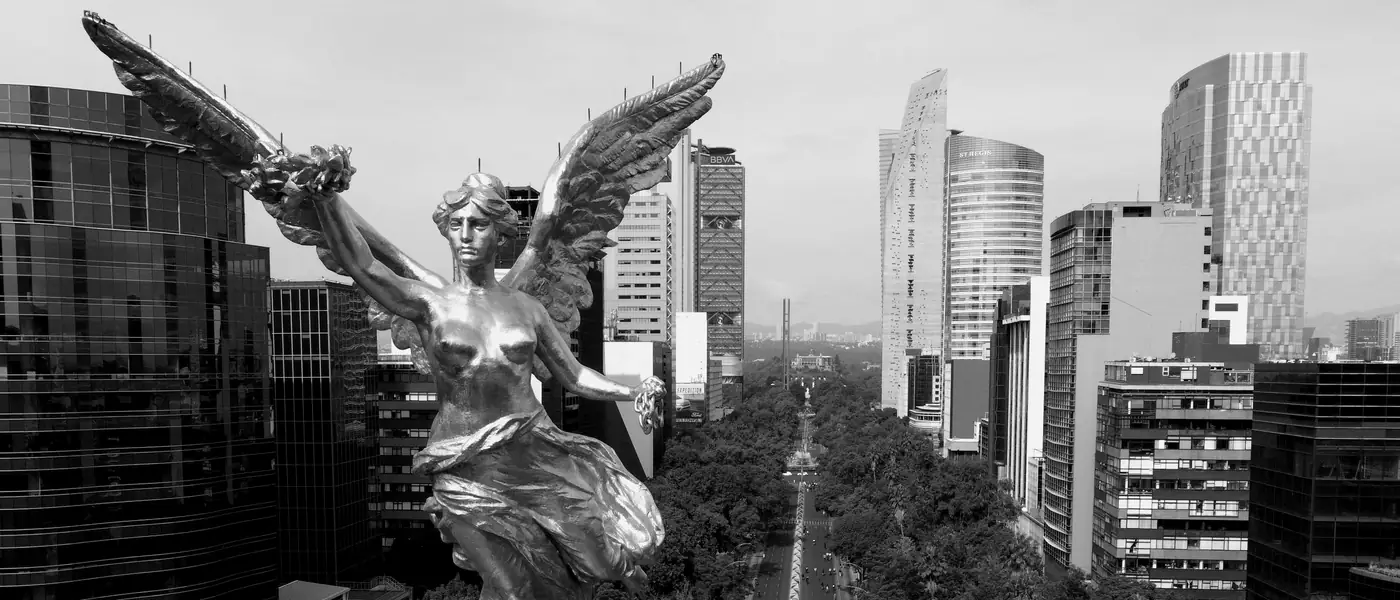 El Ángel de la Independencia sobre Paseo de la Reforma y sus rascacielos, Ciudad de México